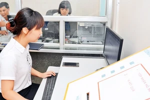 Máy tính phục vụ người dân tra cứu và thực hiện dịch vụ công trực tuyến tại UBND phường Ðại Mỗ, quận Bắc Từ Liêm. Ảnh: Ðăng Anh