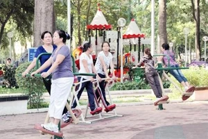 Dụng cụ luyện tập được lắp đặt tại Công viên Gia Ðịnh.