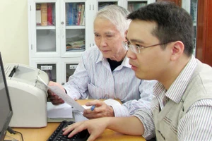 Hướng dẫn nộp hồ sơ trực tuyến tại “khu dân cư điện tử” phường Hạ Đình, quận Thanh Xuân (Hà Nội).