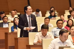 Bộ trưởng GD-ĐT Phùng Xuân Nhạ giải trình tại phiên thảo luận tại hội trường, Kỳ họp thứ sáu Quốc hội khoá XIV ngày 1-11