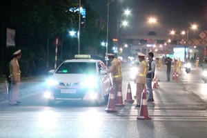 CSGT lập chốt kiểm tra nồng độ cồn người điều khiển phương tiện giao thông, trên các tuyến đường chính ở TP Lào Cai.