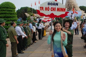 Các đội tuyên truyền lưu động xuất quân tuyên truyền với chủ đề “Trường Sơn - Con đường huyền thoại”.