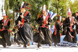 Điệu múa Ngày mùa của người Dao Tiền xã Yên Nguyên (huyện Chiêm Hóa, Tuyên Quang).