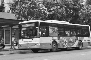 Xe buýt tuyến 34 dừng đón, trả khách trên đường Hai Bà Trưng (Hà Nội).