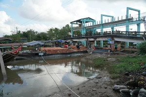 Nguồn nước đang cạn dần và độ mặn cao khiến giao thông và sinh hoạt nông thôn rất khó khăn.