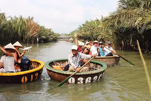 “Đua” thuyền thúng trong rừng dừa