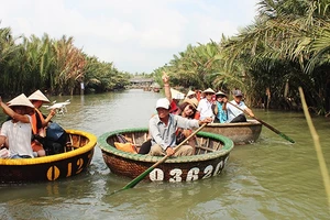 “Đua” thuyền thúng trong rừng dừa