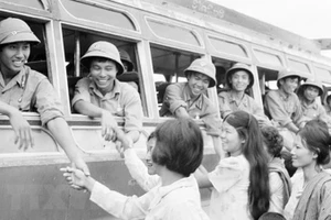 Nhân dân thủ đô Phnom Penh lưu luyến tiễn đưa các chiến sỹ quân tình nguyện Việt Nam hoàn thành nghĩa vụ quốc tế, lên đường trở về Tổ quốc. (Ảnh: TTXVN)