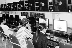 Những quán in-tơ-nét như thế này đã cuốn hút các bạn trẻ không thể rời mắt khỏi màn hình máy tính.