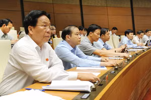 Đại biểu Quốc hội biểu quyết thông qua Nghị quyết phê chuẩn quyết toán ngân sách nhà nước năm 2017. Ảnh: TRẦN HẢI