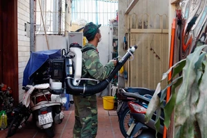 Hà Nội phun muỗi phòng, chống dịch SXH theo hình thức cuốn chiếu tại nhiều quận, huyện.