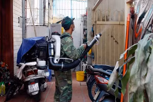 Hà Nội phun muỗi phòng, chống dịch SXH theo hình thức cuốn chiếu tại nhiều quận, huyện.