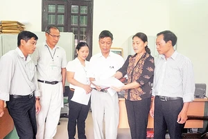 Cán bộ Ủy ban MTTQ phường Giang Biên (quận Long Biên) thảo luận việc triển khai giám sát, nhận xét đảng viên hai chiều tại nơi cư trú. Ảnh: TUỆ PHƯƠNG