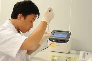 Điều chế tế bào miễn dịch tự thân trong điều trị ung thư tại Trung tâm nghiên cứu Gen - Protein. Ảnh: NAM ANH