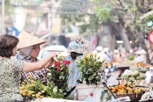 Hàng rong trên đường phố Hà Nội. 