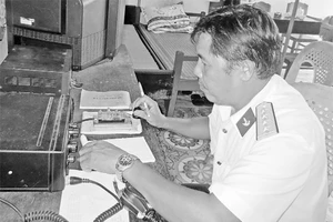 "Những ngày tháng bám biển, chiếc máy thông tin luôn là người bạn đồng hành cùng tôi. Biển đã ngấm vào máu thịt tôi, nó là quê hương thứ hai của người lính thông tin nhà giàn DK1. Sống ở biển, vui buồ