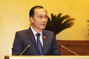 Chủ nhiệm Ủy ban Kinh tế của Quốc hội Vũ Hồng Thanh trình bày báo cáo thẩm tra dự án Luật Chứng khoán (sửa đổi).