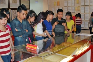 Đông đảo người dân tham quan triển lãm.