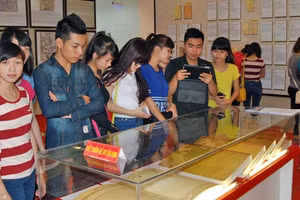 Đông đảo người dân tham quan triển lãm.
