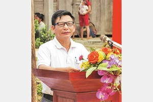 “Cõng” chữ lên Bản Kè