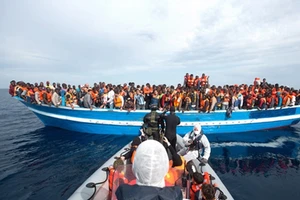 Người di cư vượt biển tới châu Âu trên những con thuyền ọp ẹp.