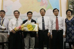 Đồng chí Trần Thắng nhận bằng khen từ lãnh đạo TP Đà Nẵng.