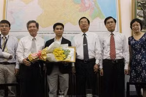 Đồng chí Trần Thắng nhận bằng khen từ lãnh đạo TP Đà Nẵng.