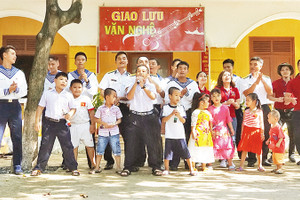 Hoa xuân nở thắm Trường Sa