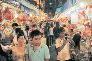 Con đường luôn đông nghẹt vào mỗi buổi tối.