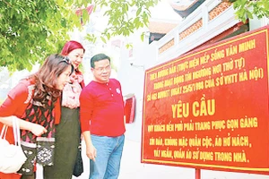 Quy định về thực hiện nếp sống văn minh nơi thờ tự tại phủ Tây Hồ. Ảnh: ANH TUẤN