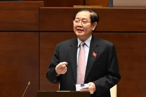 Bộ trưởng Nội vụ Lê Vĩnh Tân trả lời chất vấn trước Quốc hội.