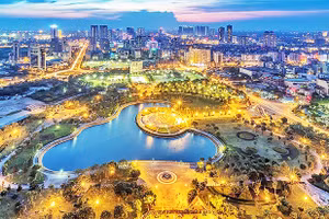 Công viên Hòa Bình được đầu tư xây dựng, tạo thêm không gian xanh cho thành phố. Ảnh: VŨ LONG