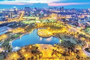 Công viên Hòa Bình được đầu tư xây dựng, tạo thêm không gian xanh cho thành phố. Ảnh: VŨ LONG