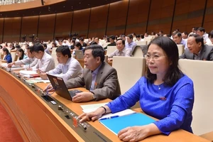 Đại biểu Quốc hội tại Kỳ họp thứ sáu Quốc hội khoá XIV ngày 8-11