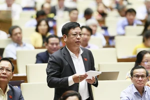 Đại biểu Quốc hội Nguyễn Trường Giang (Đắk Nông) nêu tình trạng thiếu giáo viên tại các địa bàn vùng sâu, vùng xa.