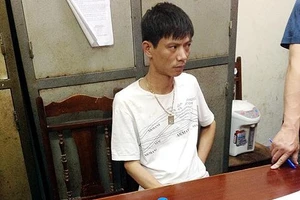 Tú "khỉ" cùng tang vật sau khi bị bắt.