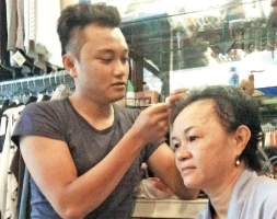 Hiếu bên người má bị bệnh nặng của mình.