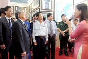 Các đại biểu tham quan triển lãm.