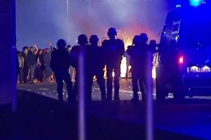 Cảnh sát phải dùng súng hơi cay và vòi rồng để giải tán người tị nạn.