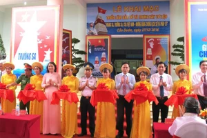 Cắt băng khai mạc triển lãm tư liệu về Hoàng Sa, Trường Sa tại huyện Cần Đước, tỉnh Long An.