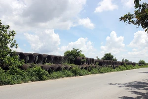 Sau hơn 12 năm xây dựng, các hạng mục theo quy hoạch của Khu công nghiệp Mai Trung đều chưa hoàn thành.
