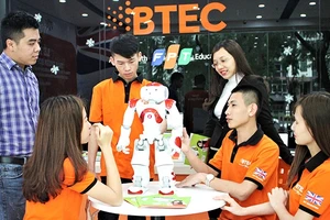 Tính mở và linh hoạt cùng vai trò quan trọng của công nghệ thông tin - truyền thông và trí tuệ nhân tạo (AI) là hai đặc điểm cơ bản của giáo dục 4.0. Trong ảnh: Sinh viên BTEC FPT nghiên cứu về lập tr