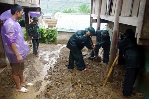 Cán bộ, nhân viên Ðoàn KT-QP 5 giúp người dân xã Tén Tằn, huyện Mường Lát (Thanh Hóa) khắc phục hậu quả lũ quét. Ảnh: MẠNH HÙNG