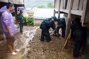 Cán bộ, nhân viên Ðoàn KT-QP 5 giúp người dân xã Tén Tằn, huyện Mường Lát (Thanh Hóa) khắc phục hậu quả lũ quét. Ảnh: MẠNH HÙNG