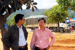 Ông Hảo (bên phải) đi thị sát công trường ở cửa khẩu quốc tế Bờ Y.