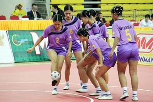 Đội nữ Chinlone đoạt Huy chương vàng đầu tiên cho Mi-an-ma.