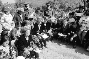 Bộ đội Biên phòng huyện Mường Nhé tỉnh Ðiện Biên tuyên truyền phòng, chống mua bán người. Ảnh: TÔ HỢP