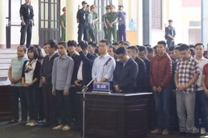 Các bị cáo tại phiên tòa xét xử đường dây đánh bạc.