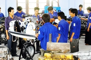 Giờ học thực hành sửa động cơ ô-tô tại Trường cao đẳng nghề Quảng Bình.