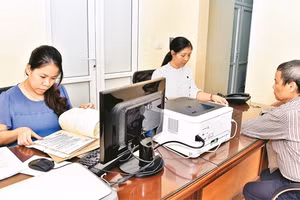 Cán bộ bộ phận một cửa quận ủy Thanh Xuân giải quyết thủ tục hành chính về công tác Đảng cho đảng viên.